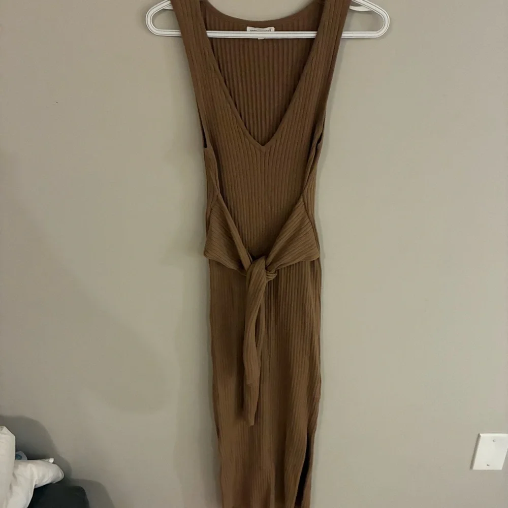 Good American Belted Body‎ Dress in Taupe - Picture 4 of 7